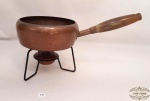 Panela de fondue com fogareiro em cobre , faltando a tampa.Medidas: panela 17cm diametro e 8cm de altura, suporte 10cm de altura.