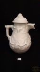 Jarra de Agua / Suco em Porcelana Branca Teixeira Padrão wedgwod. Medidas: 25cm de altura ,19cm de largura, 7cm de diametro. Marcado : Teixeira Sao caetano