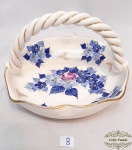 Cesta  antiga  Porcelana  Weiss ,Branca decorada com Flores Weiss. Medidas : 16 comprimento x 15,5 largura x 11 altura .