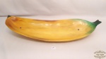 Enfeite para pendurar em madeira representando fruta banana.Medidas: 64cm de comrpimento e 17cm de largura.