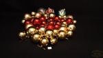 Varias enfeites de bola de natal coloridas