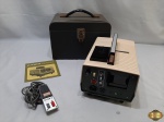 Projetor de Slide Automat Cabin Antigo com controle remoto. No estojo original, com manual. Produto não testado por conta da falta do cabo de energia. O produto se encontra em ótimo estado.