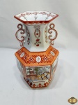 Vaso floreira em porcelana facetada com pintura oriental. Medindo 24,5cm de altura.