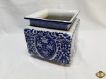 Cachepot, floreira quadrada em porcelana azul e branca floral. Medindo 17cm x 17cm x 17cm de altura.