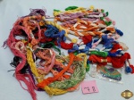 Lote com diversas linhas para bordado.