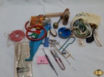Lote de objetos para costura, composto de boleador, agulhas, tesoura, etc.