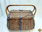 Enorme cesta para piquenique em palhinha trançada com tecido interno. Medindo 56cm x 40cm x 31cm de altura.