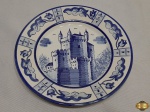 Prato decorativo em porcelana azul e branca com pintura de castelo. Medindo 18cm de diâmetro.