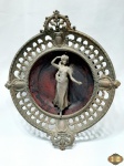 Medalhão decorativo em bronze trabalhado com escultura de dama antiga. Medindo 25cm de diâmetro.