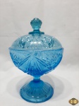 Bomboniere, compoteira com tampa em vidro moldado azul. Medindo 15,5cm de diâmetro x 14,5cm de altura. Com pequenos bicados na tampa, a tampa é adaptada.