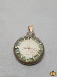 Antigo relógio de bolso à corda, suíço da Bvler em baquelite. Medindo 3,5cm de diâmetro.