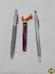 Lote de 3 canetas, composto de caneta Cross em aço sem carga, caneta Sheasafer em aço (necessita revisão) e pequena caneta tinteiro com cabeça de boneco oriental na tampa.