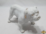 Escultura em porcelana na forma de Bulldog com detalhes ouro. Medindo 25cm de comprimento x 13,5cm de altura.