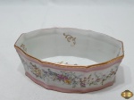 Cachepot oval em porcelana floral rosa com ouro. Medindo 18cm x 11cm x 7cm de altura.