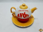 Bule com xícara e pires em porcelana "Para um super avô!!". Medindo o bule 11,5cm de diâmetro x 10,5cm de altura.