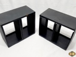 Par de organizadores para 28 cd/dvd em plástico duro. Medindo 26,5cm x 13,5cm x 23,5cm de altura.