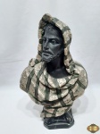 Escultura de busto de beduíno em gesso com policromia e olhos de vidro, assinado Agostini Rio 527. Medindo 43cm de altura.