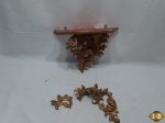 Peanha de parede em madeira ricamente entalhada com patina ouro. Medindo 29cm x 17,5cm de base, Necessita reparo no detalhe entalhado.
