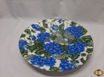 Enorme fruteira, centro de mesa em plástico duro com estampa floral azul. Medindo 43,5cm de diâmetro x 7cm de altura.