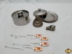 Lote diverso, composto de 4 mexedores, açucareiro, apito, etc. Medindo o açucareiro 10,5cm de diâmetro x 5,5cm de altura.
