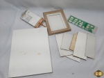 Lote composto de pequenas telas para pintura e um gabarito. Medindo a maior tela 36cm x 28cm.