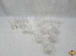 Lote composto de 4 copos de água, 5 taças de vinho, 5 taças abertas e 2 taças de licor em cristal lapidação losango. Algumas peças possuem uma trinca interna no pé e uma das taças abertas possui um leve bicado na borda.