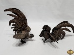 Par de galos de briga em prata 90 trabalhado. Medindo 24,5cm de altura