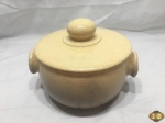 Panela caçarola em cerâmica vitrificada com tampa. Medindo 20,5cm de diâmetro x 12cm de altura.