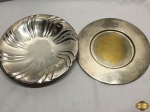 Lote composto de 1 travessa redonda funda e 1 bandeja redonda em metal prateado. Medindo a bandeja 29,5cm de diâmetro.