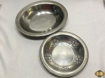 Lote composto de 1 travessa oval funda e 1 travessa redonda vazada em aço inox. Medindo a oval 28,5cm x 23,5cm x 5cm de altura.