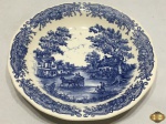 Prato fundo decorativo em porcelana carruagem. Medindo 22cm de diâmetro x 3,5cm de altura.