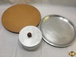 Lote composto de bandeja em alumínio, tabuleiro para bolo em madeira e panela em alumínio martelado. Medindo o tabuleiro para bolo 40cm de diâmetro.