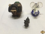 Lote de 3 enfeites miniaturas na forma de animais em materiais diversos. Medindo o rinoceronte 7,5cm de altura.