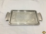 Pequena bandeja em aço inox com fundo cinzelado. Medindo 34cm x 17,5cm.