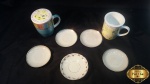 Lote de 2 canecas e 5 pires de café em porcelana.