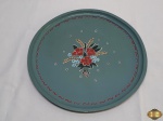 Bandeja redonda em madeira com pintura floral. Medindo 37cm de diâmetro.