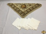 Lote de tecidos de cozinha. 6 guardanapos de pano de Linho com pequenos bordados , medindo 25 X 25 CM e 1 tecido de enfeite.