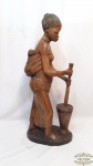 Grande escultura em madeira africana com selo de origem, representando mulher, com filho. Nao poderá ser enviada pelos correios. Medidas: 81 cm Altura x 32 comprimento x 19 Largura. Restauro no braço.Sem tirar a meleza da peça.