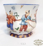 Cachepô Oitavado em Porcelana Teixeira Pintado a Mão Representando Crianças Brincando. Medidas 19 comprimento x 18,5 largura x 17 altura