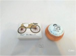Lote de 2 caixas de porta  joia em porcelana pintada. Medida: retangular 13x10 de comprimento; e  redonda: 7cm de altura x 7cm de diametro.