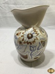 Vaso floreira em porcelana pintada. Medindo 21,5cm de altura.
