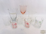 Lote de 8 peças composto por copos e taça. A taça em vidro rosê medindo 17cm de altura, o copo campari, medindo 15cm de altura e o menor copo medindo 8cm de altura.