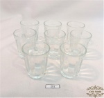 8 copos para cachaça em vidro translúcido. Medindo: 4cm de diametro x 5cm de altura.