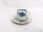 Antiga xícara de café modelo cebolinha em porcelana Alemã Meissen. Medida: 14x 8,5cm de comprimento e 4,5cm de altura. Apresenta marcas do tempo