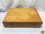 Caixa para faqueiro com 106 peças em madeira com interior revestido. Medindo 53cm x 37cm x 15,5cm de altura.