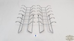 Suporte para  12 xicaras em, metal prateado cromdo..Medidas: 28cm largura 13cm comprimento .