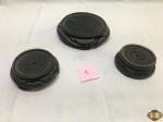 Lote de 3 peanhas em madeira entalhada. Medindo a maior 12cm de diâmetro interno.