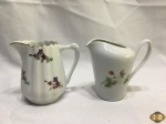 Lote de 2 leiteiras em porcelana floral. Medindo 11cm de altura.