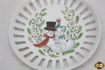 Prato decorativo em porcelana com motivos natalinos, borda vazada. Medindo 19,5cm de diâmetro.
