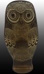 ABRAHAM PALATNIK- escultura de resina de poliéster representando coruja assinada, medindo 40 cm alt x 20 cm comp.